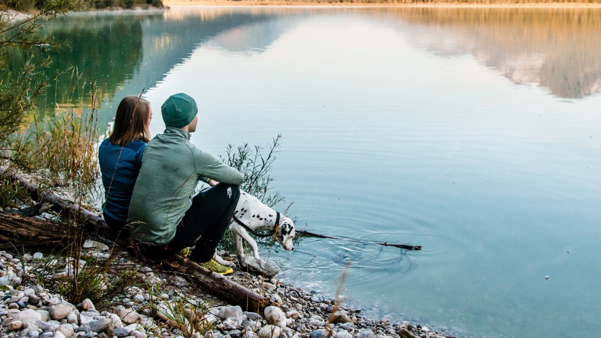 Untwergs mit dem Hund im Naturschutzgebiet am Syslvensteinsee, © Tölzer Land Tourismus|Leonie Hartung