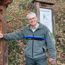 F&ouml;rster Robert N&ouml;rr erkl&auml;rt die Bergwald-Erlebnispfad-Stationen, &copy; Stadt Wolfratshausen