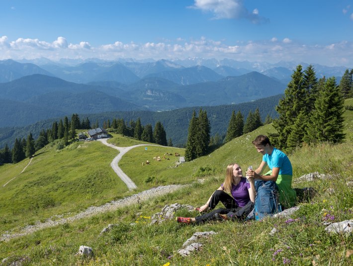 Mit der Brauneck Bergbahn bequem hinauf in das Brauneck zu einer ausgiebigen Wandertour, z.B. auf dem Panoramaweg, © Brauneck bergbahn|Lisa Bahnmüller