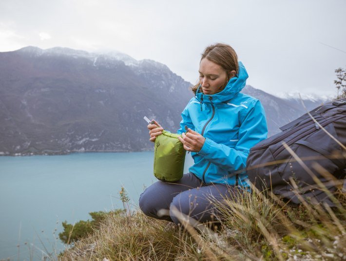 Rast am Berg mit Blick auf den See, &copy; Bergzeit GmbH