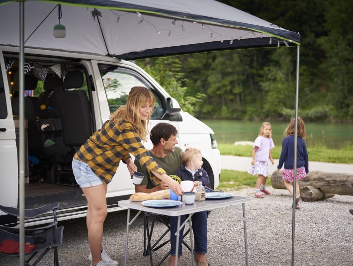 Diese Familie genießt die Freiheit an der Isar auf dem ausgewiesenen Wohnmobilsellplatz in Bad Tölz, © Tölzer Land Tourismus/Stadt Bad Tölz|Jan Greune