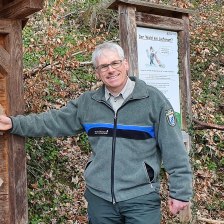 F&ouml;rster Robert N&ouml;rr erkl&auml;rt die Bergwald-Erlebnispfad-Stationen, &copy; Stadt Wolfratshausen