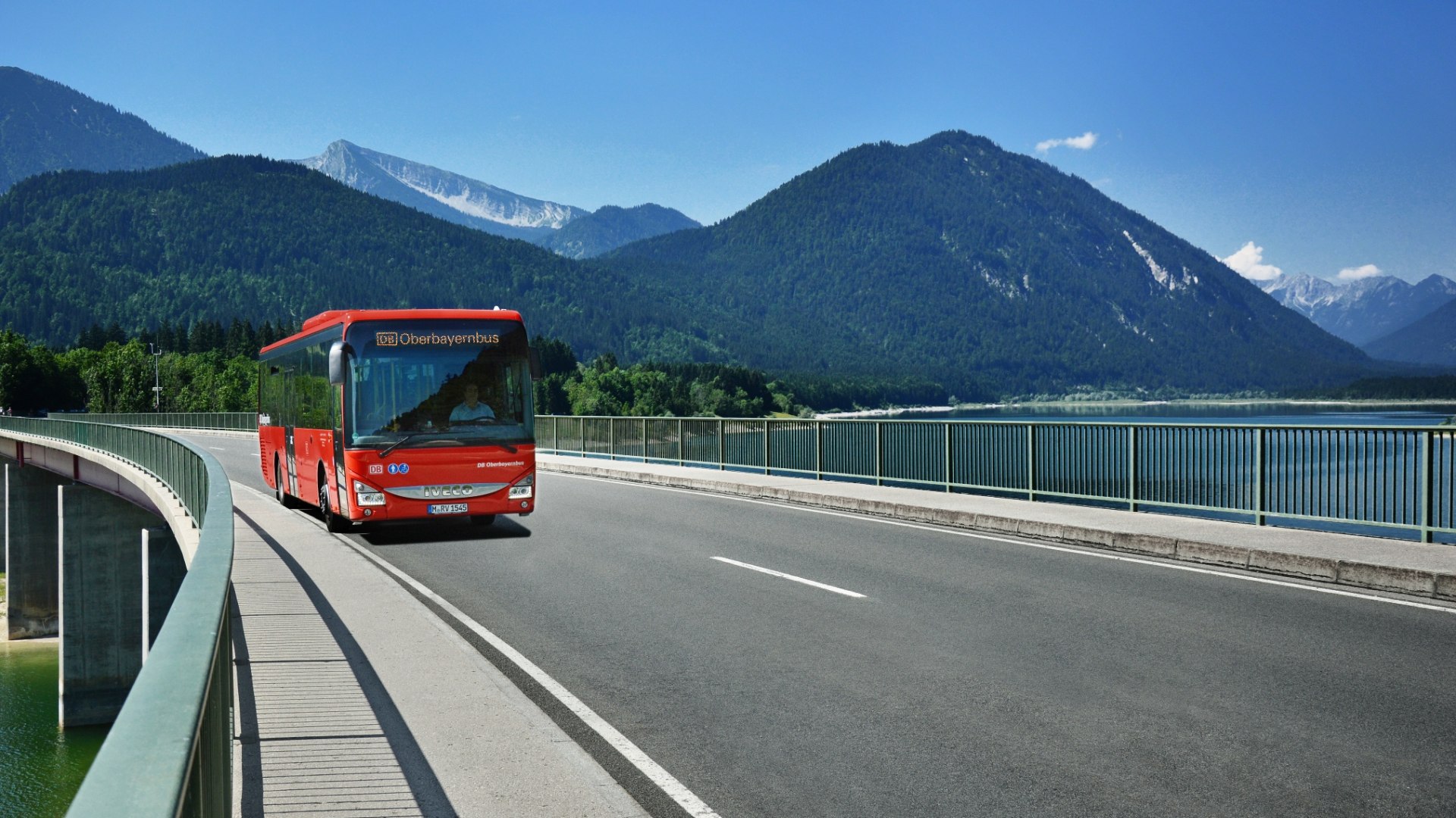 Der RVO-Bus auf der Sylvensteinbrücke mit dem fjordartigen Sylvensteinsee und Bergpanorama - nachhaltig reisen mit dem Bus, © DB Regio Bus Region Bayern