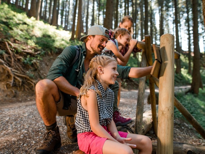 So macht Wandern Spaß - entlang der Erlebnisstationen lässt sich spielerisch Wissenswertes rund um die Natur entdecken., © Tölzer Land Tourismus |Leonie Lorenz