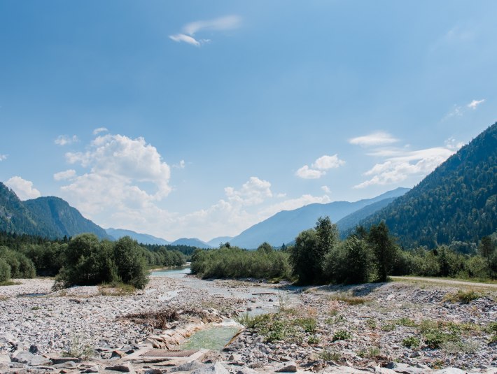 Die Kiesinseln und Kiesbänke der Isar sind nicht nur bei uns Menschen beliebt - ab Mitte März beginnen die äußerst seltenen Flussuferläufer und Flussregenpfeifer mit der Brut und der Aufzucht ihres Nachwuchs'. Deshalb sind die Kiesinseln bis 10. August gesperrt., © Tölzer Land Tourismus |Leonie Lorenz