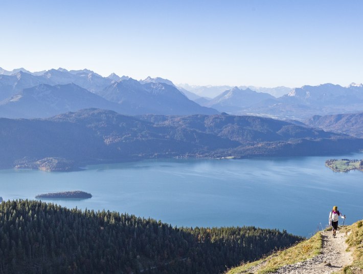 Beliebtes Ausflugs- und Wanderziel: der Jochberg hoch über dem Walchensee - bitte denkt auch beim Wandern  an ein charmantes Miteinander zwischen den Menschen UND der Natur!, © Archiv Tölzer Land Tourismus|TI Kochel a. See, Foto: Thomas Kujat