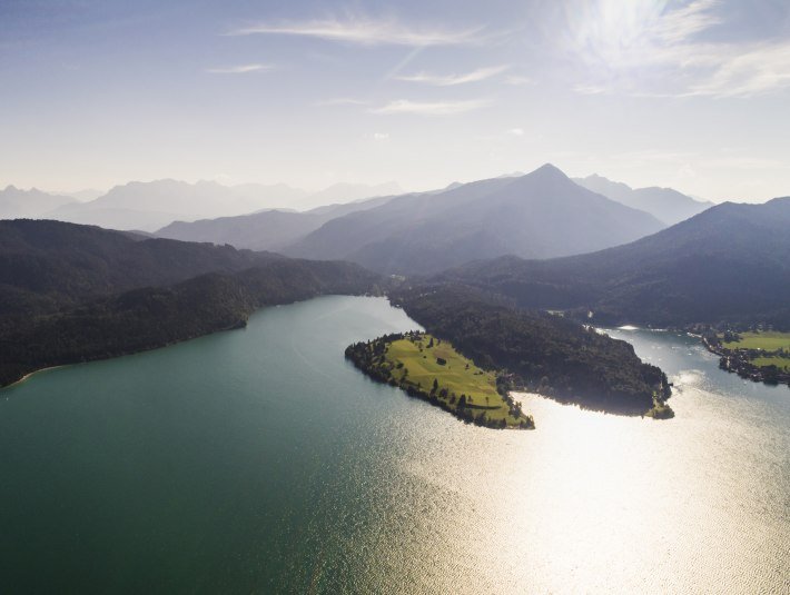 Mitten im Landschaftsschutzgebiet liegt der gr&ouml;&szlig;te Gebirgssee Deutschlands mit Trinkwasserqualit&auml;t am s&uuml;dlichen Zipfel des Landkreises Bad T&ouml;lz Wolfratshausen., &copy; Archiv T&ouml;lzer Land Tourismus|Peter v. Felbert